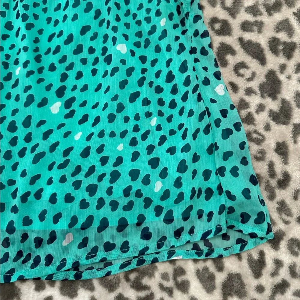 Old Navy Flutter Sleeve Blouse with Heart Graphic in Green Size Small 6 7 Girls